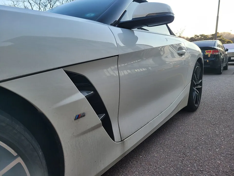 BMW Z4のカーラッピング事例｜特別カラーで個性を演出 施工写真 3-2