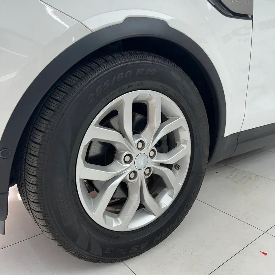 Land Rover Discovery vinyl wrap - Land Rover Discovery Vinyl Wrap Review: Black Pack Upgrade photo 3