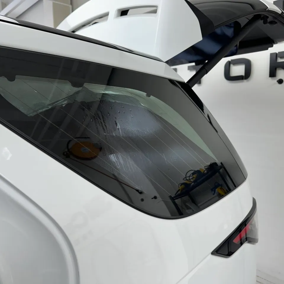 Land Rover Discovery vinyl wrap - Land Rover Discovery Vinyl Wrap Review: Black Pack Upgrade photo 4