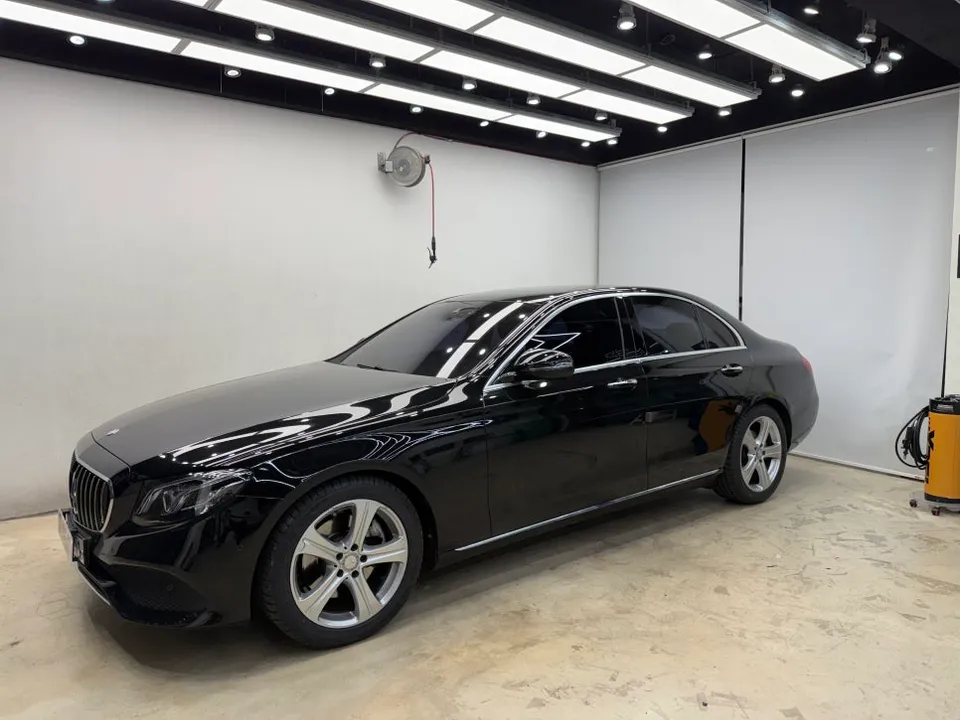 Mercedes-Benz Eクラスのカーラッピング事例｜費用目安・仕上がり 写真