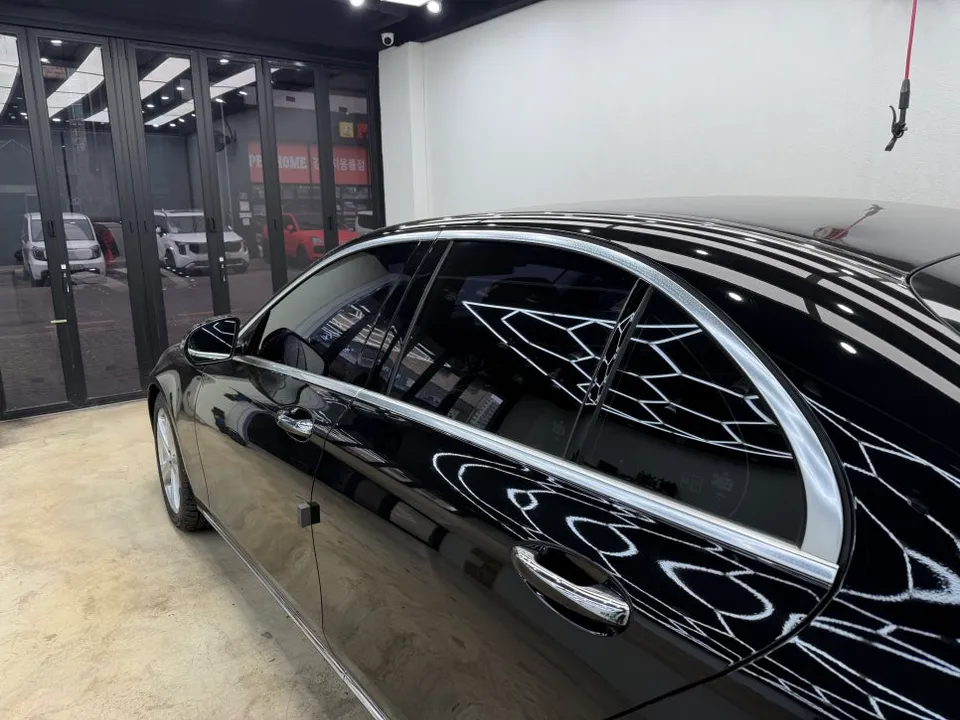 Mercedes-Benz Eクラスのカーラッピング事例｜費用目安・仕上がり 施工写真 3-1