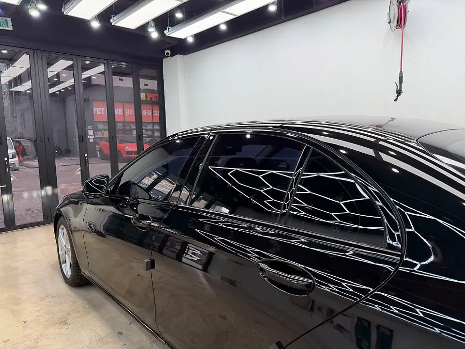 Mercedes-Benz Eクラスのカーラッピング事例｜費用目安・仕上がり 施工写真 3-2