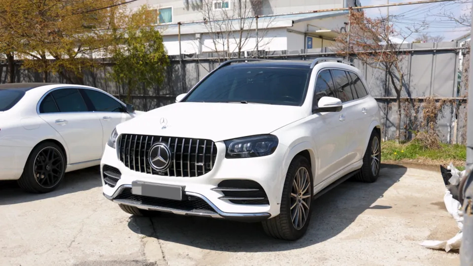 Mercedes-Benz GLS 580 ambient lighting review