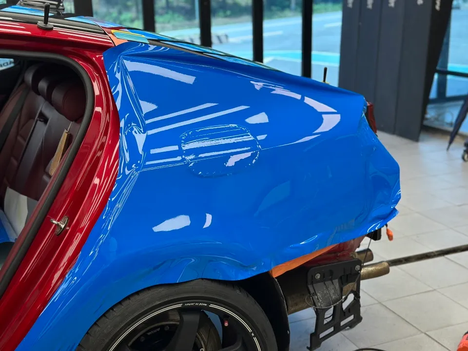 Kia Stingerのカーラッピング事例｜ダージャブルーの全塗装風カスタム 施工写真 2-2
