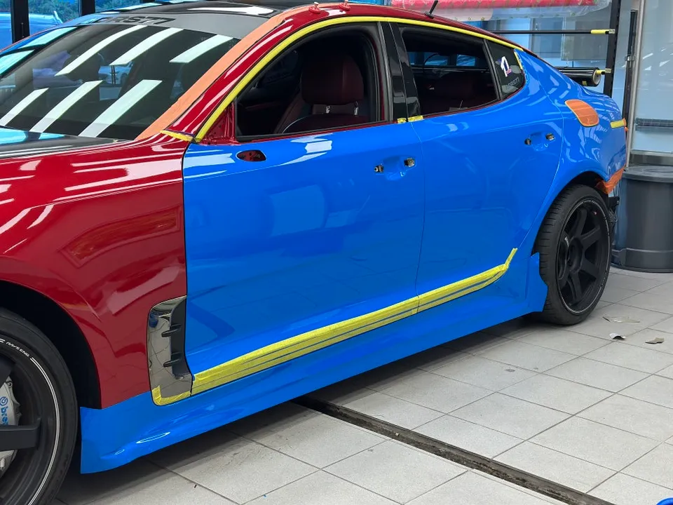 Kia Stingerのカーラッピング事例｜ダージャブルーの全塗装風カスタム 施工写真 1-3