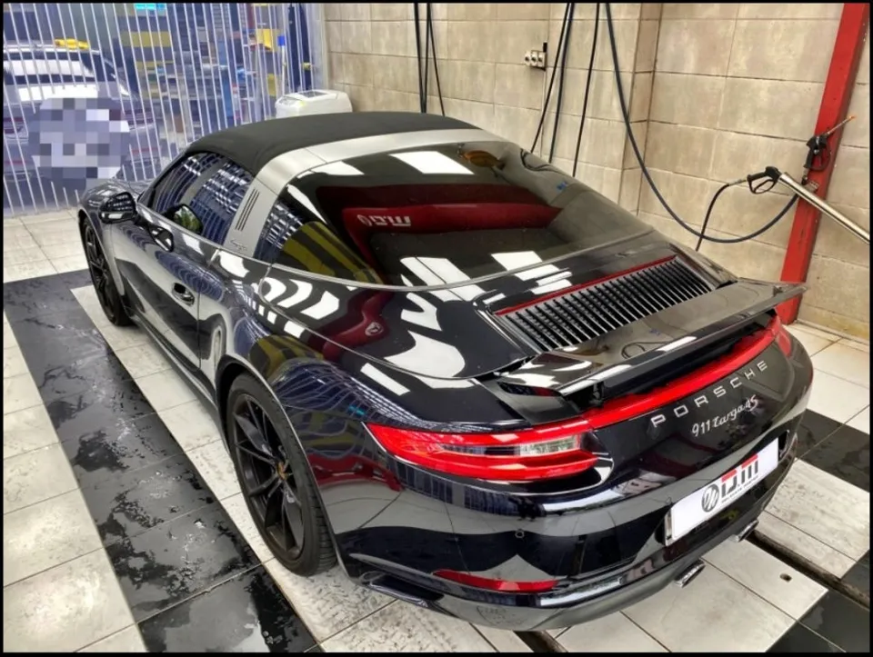 ポルシェ 911タルガのカーラッピング事例｜鮮やかな黄色で個性を演出 施工写真 1-2