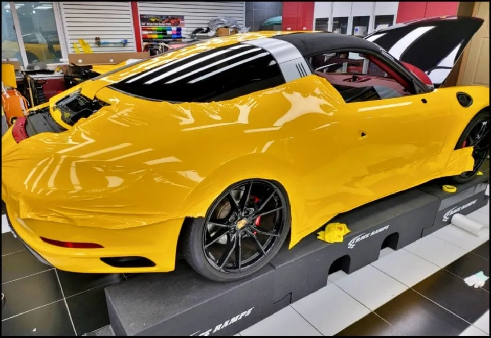 ポルシェ 911タルガのカーラッピング事例｜鮮やかな黄色で個性を演出 施工写真 3-2