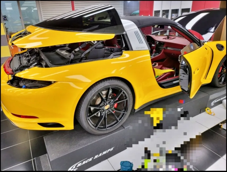 ポルシェ 911タルガのカーラッピング事例｜鮮やかな黄色で個性を演出 施工写真 4-2