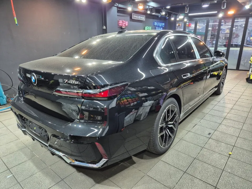 BMW 7 Seriesのカーラッピング事例 施工写真 4-1