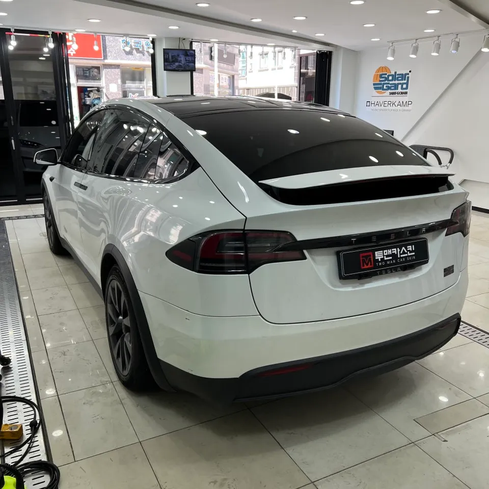 Tesla Model Xのカーラッピング事例｜無光沢ブラックの変貌 施工写真 3-1