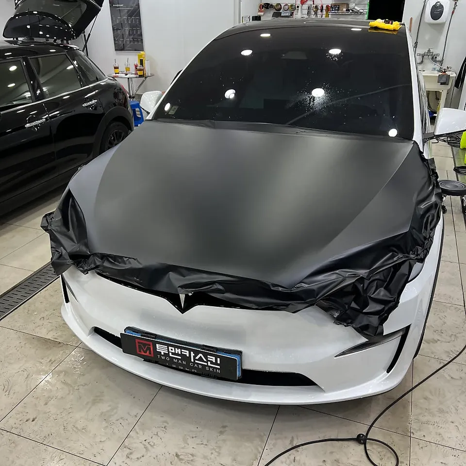 Tesla Model Xのカーラッピング事例｜無光沢ブラックの変貌 施工写真 1-2