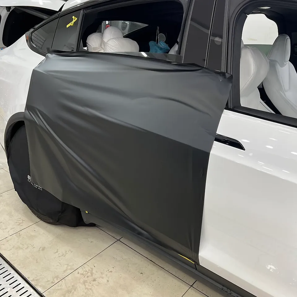 Tesla Model Xのカーラッピング事例｜無光沢ブラックの変貌 施工写真 2-2