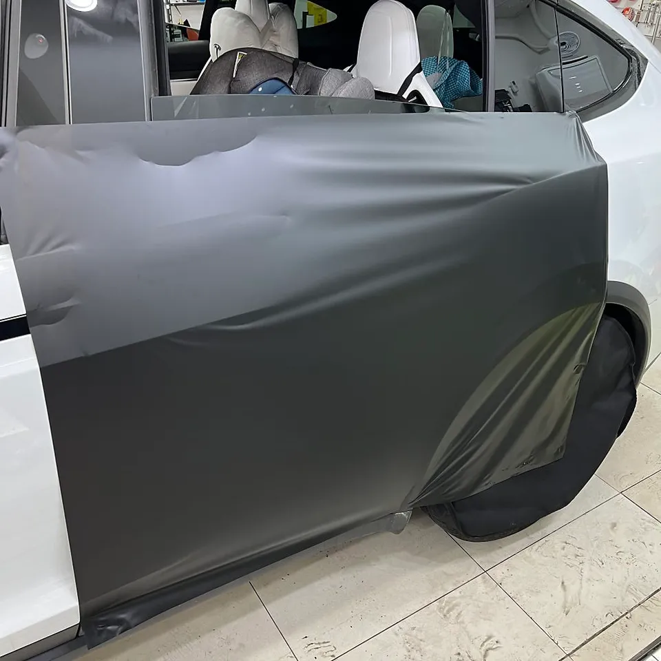 Tesla Model Xのカーラッピング事例｜無光沢ブラックの変貌 施工写真 3-2