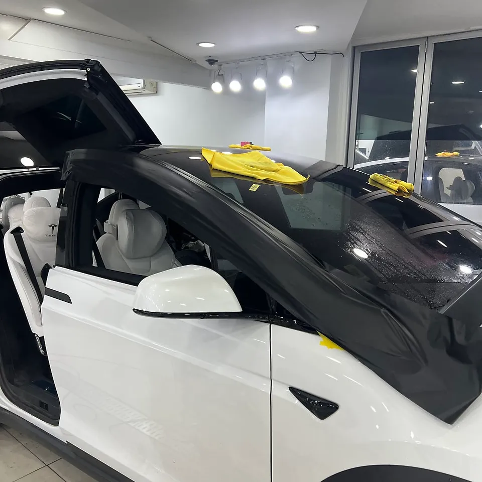 Tesla Model Xのカーラッピング事例｜無光沢ブラックの変貌 施工写真 2-3