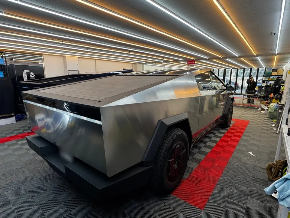 Tesla Cybertruck PPF施工事例｜無光フィルムとコーティング 施工写真 3-1