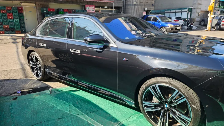 BMW i7 カーラッピング事例｜クローム除去で高級感アップ 施工写真 3-1