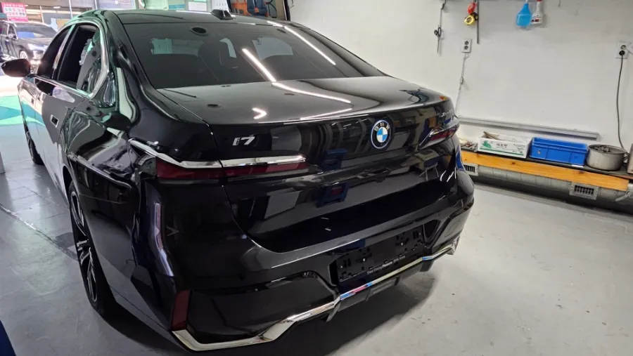 BMW i7 カーラッピング事例｜クローム除去で高級感アップ 施工写真 3-2