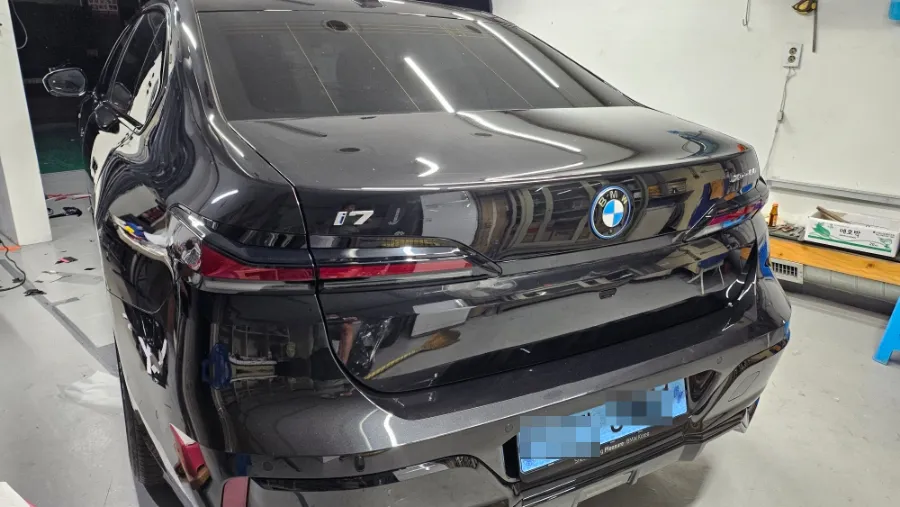 BMW i7 カーラッピング事例｜クローム除去で高級感アップ 施工写真 1-3
