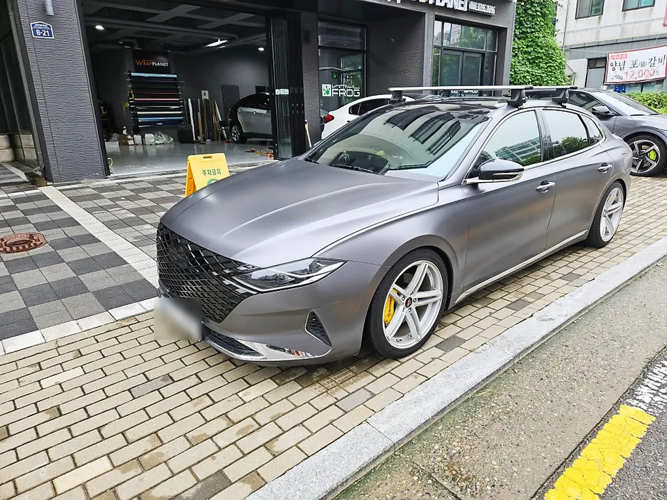 Hyundai Grandeur IG vinyl wrap installation result
