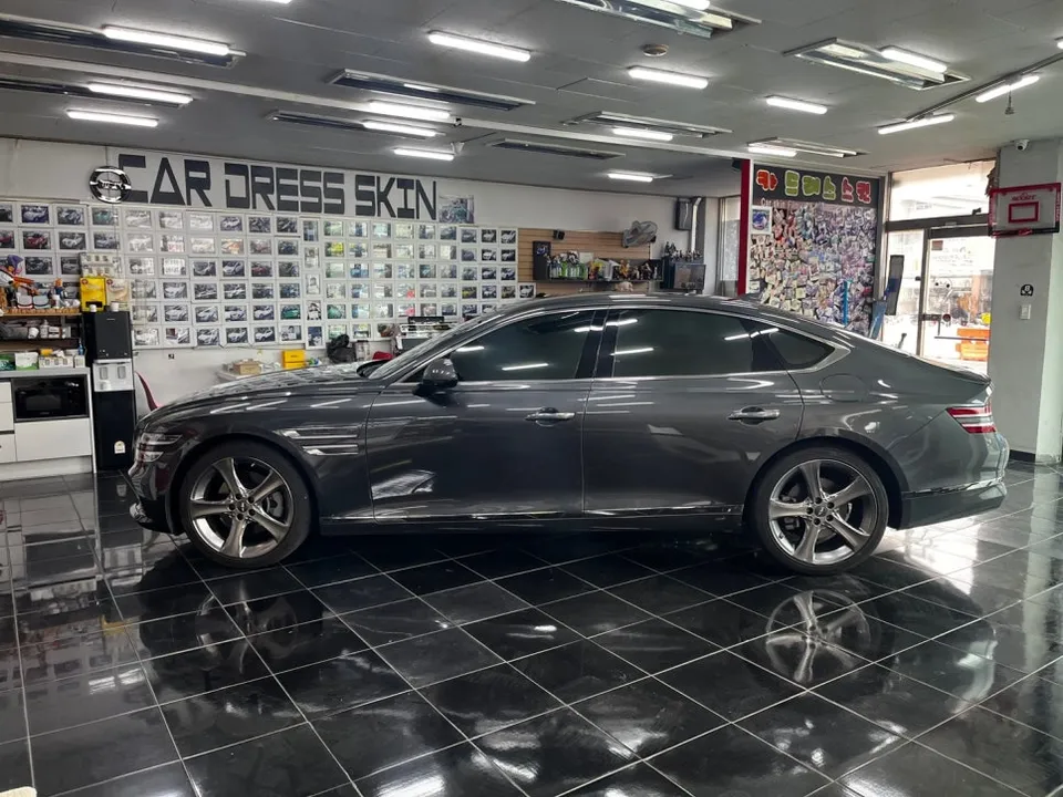 Genesis G80のカーラッピング事例：ホワイトゴールドの輝き 施工写真 1-1