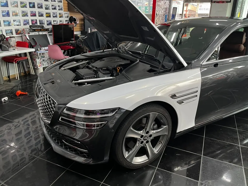 Genesis G80のカーラッピング事例：ホワイトゴールドの輝き 施工写真 3-1
