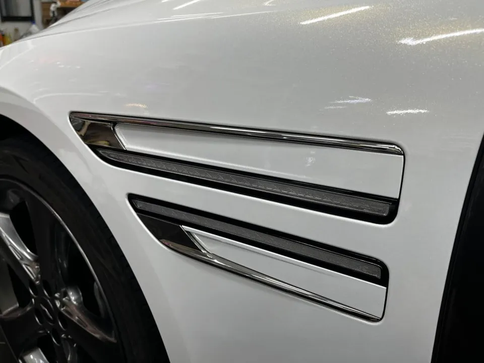 Genesis G80のカーラッピング事例：ホワイトゴールドの輝き 施工写真 2-2