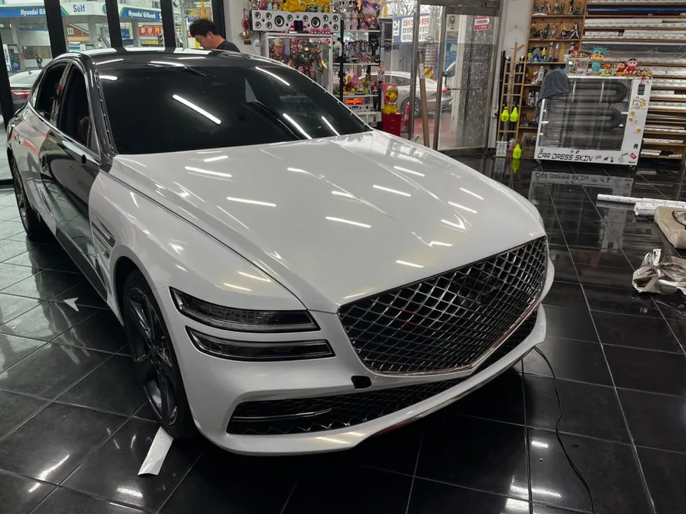 Genesis G80のカーラッピング事例：ホワイトゴールドの輝き 施工写真 3-2