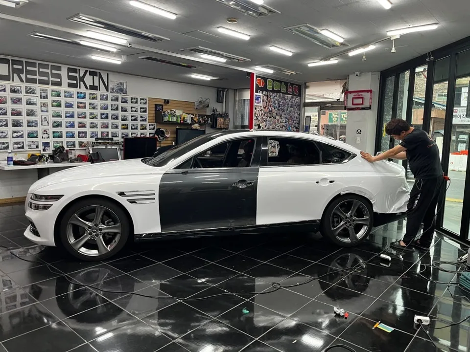 Genesis G80のカーラッピング事例：ホワイトゴールドの輝き 施工写真 1-3