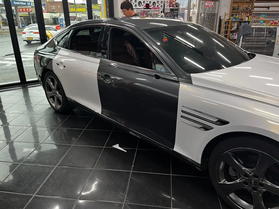 Genesis G80のカーラッピング事例：ホワイトゴールドの輝き 施工写真 2-3
