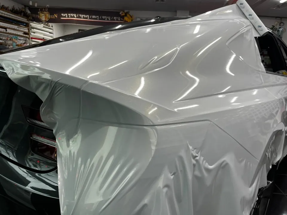 Genesis G80のカーラッピング事例：ホワイトゴールドの輝き 施工写真 3-3