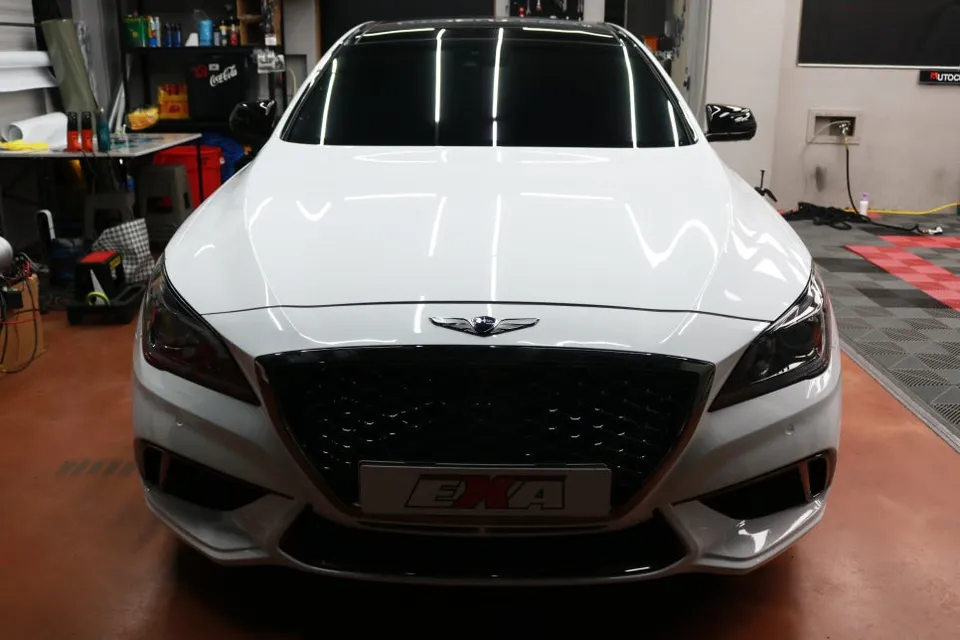 Genesis G80のカーラッピング事例|グロッシーホワイトの仕上がり 施工写真 4-1