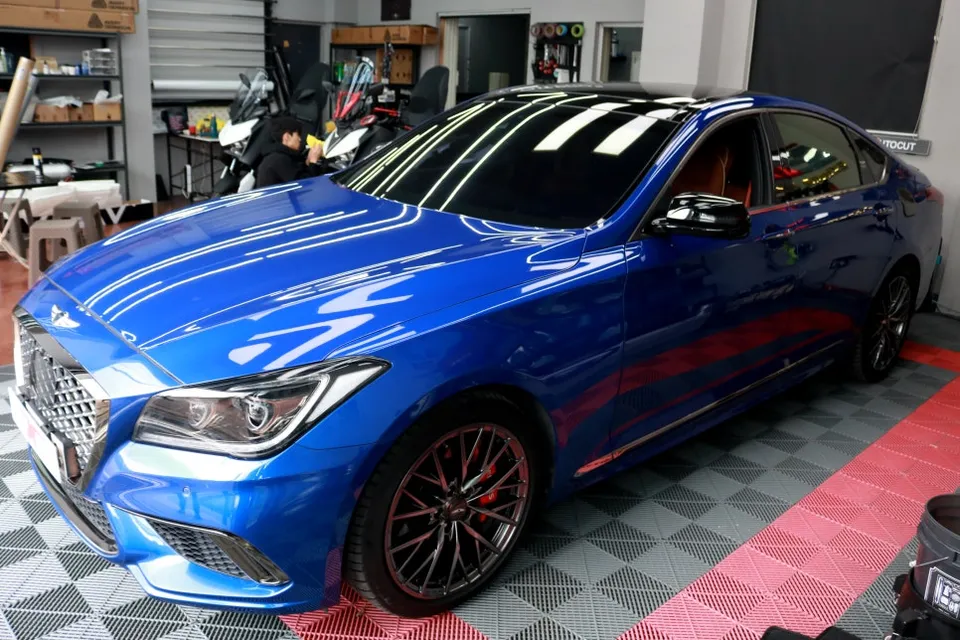 Genesis G80のカーラッピング事例|グロッシーホワイトの仕上がり 施工写真 1-2