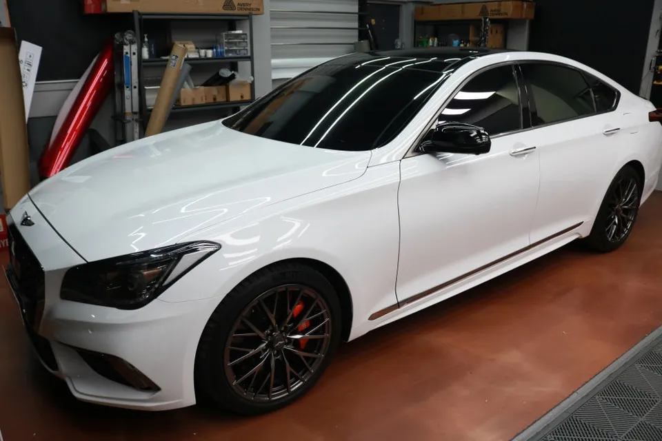 Genesis G80のカーラッピング事例|グロッシーホワイトの仕上がり 施工写真 2-2
