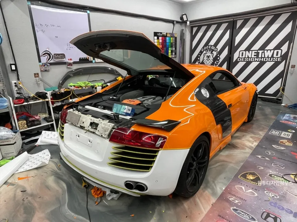 Audi R8のカーラッピング事例|オレンジ&ブラックのツートン 施工写真 2-1