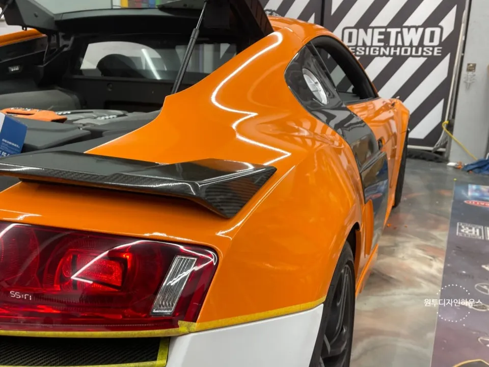 Audi R8のカーラッピング事例|オレンジ&ブラックのツートン 施工写真 3-1