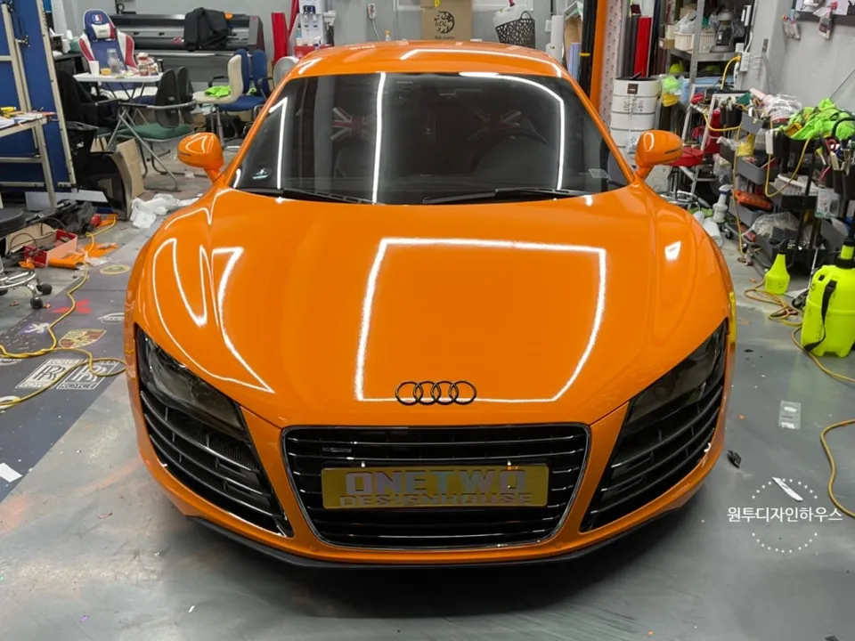 Audi R8のカーラッピング事例|オレンジ&ブラックのツートン 施工写真 1-2