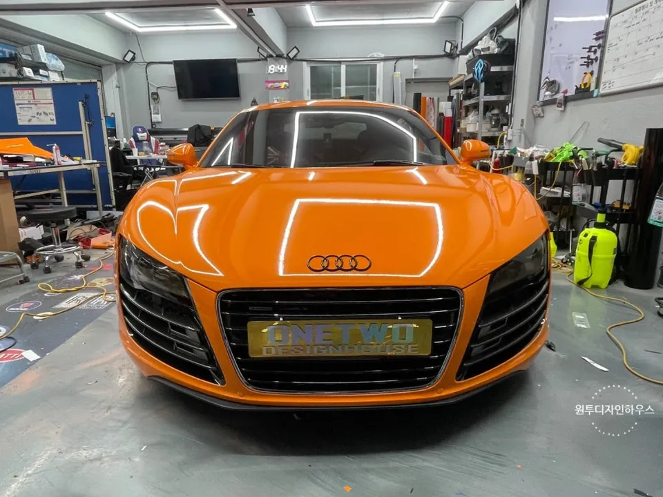 Audi R8のカーラッピング事例|オレンジ&ブラックのツートン 施工写真 2-2