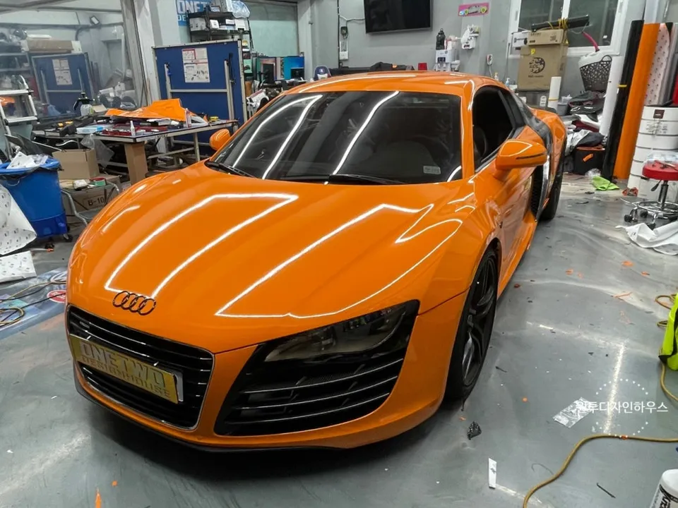 Audi R8のカーラッピング事例|オレンジ&ブラックのツートン 施工写真 3-2
