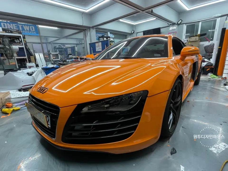 Audi R8のカーラッピング事例|オレンジ&ブラックのツートン 施工写真 1-3