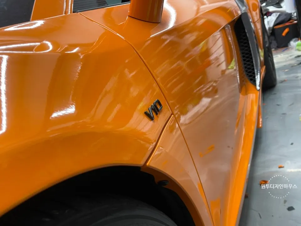 Audi R8のカーラッピング事例|オレンジ&ブラックのツートン 施工写真 2-3