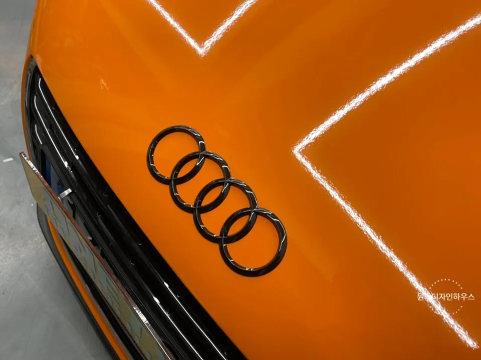 Audi R8のカーラッピング事例|オレンジ&ブラックのツートン 施工写真 3-3