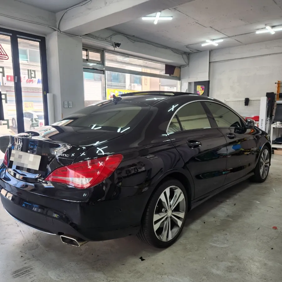 Mercedes-Benz CLAのカーラッピング事例｜高光沢ピンク 施工写真 3-1
