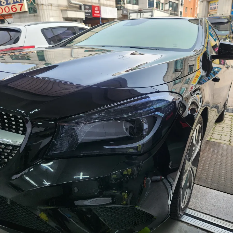 Mercedes-Benz CLAのカーラッピング事例｜高光沢ピンク 施工写真 2-2