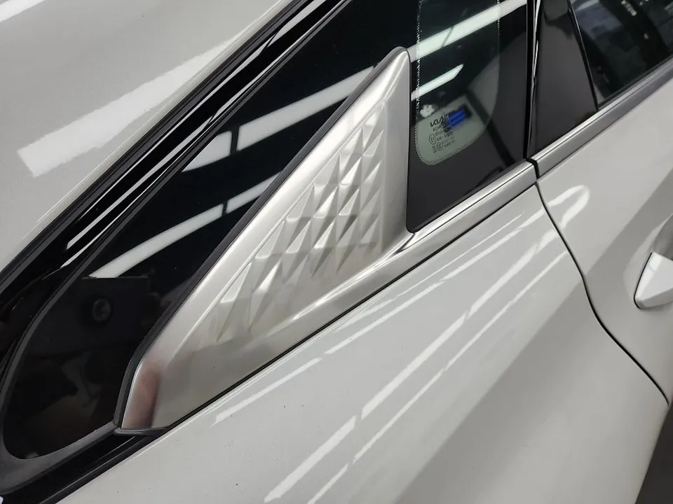 Kia K8のカーラッピング事例|クローム除去で高級感アップ 施工写真 1-2
