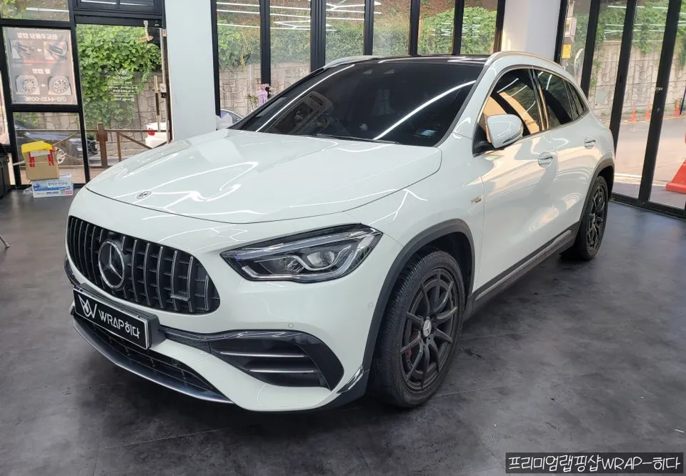 Mercedes-Benz GLAのカーラッピング事例｜サテンブラックと赤のアクセント 施工写真 3-1