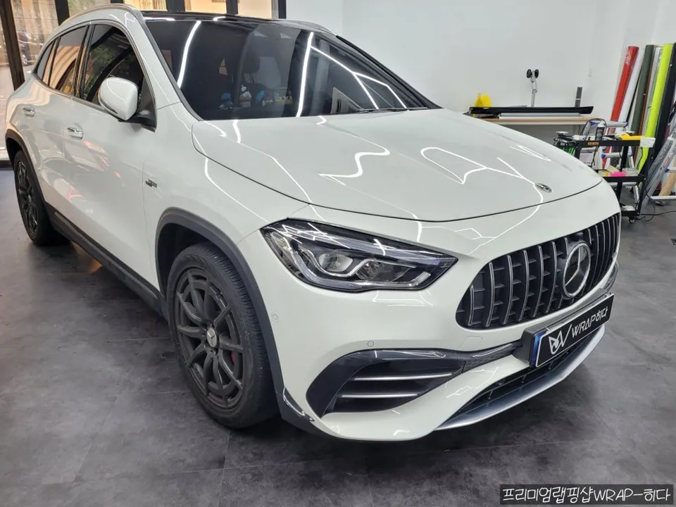 Mercedes-Benz GLAのカーラッピング事例｜サテンブラックと赤のアクセント 施工写真 1-2