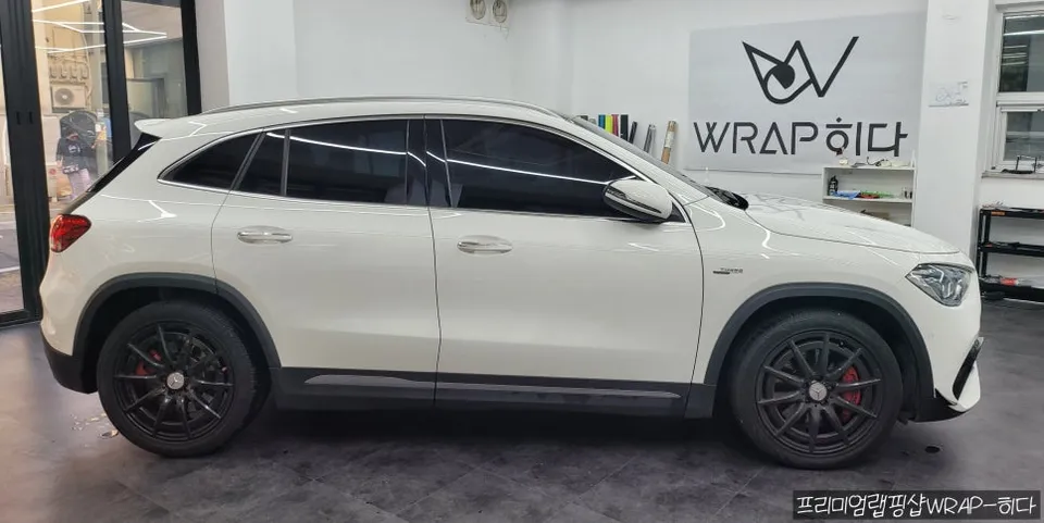 Mercedes-Benz GLAのカーラッピング事例｜サテンブラックと赤のアクセント 施工写真 1-3