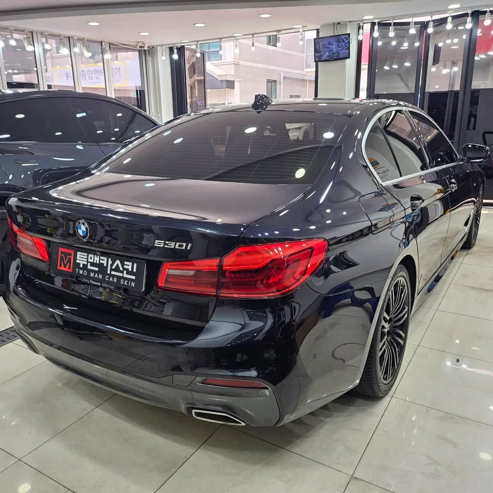 BMW 5 Series G30 カーラッピング事例:費用目安と仕上がり 施工写真 1-2