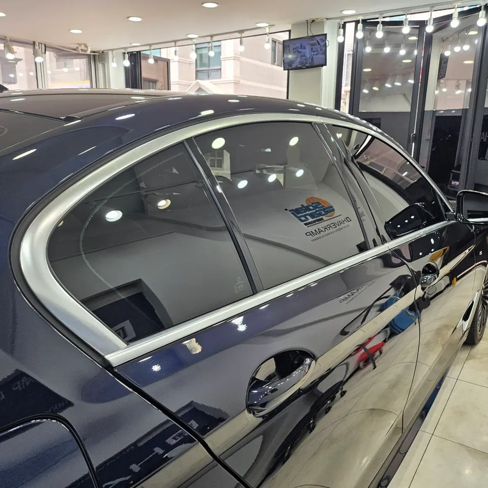 BMW 5 Series G30 カーラッピング事例:費用目安と仕上がり 施工写真 2-3