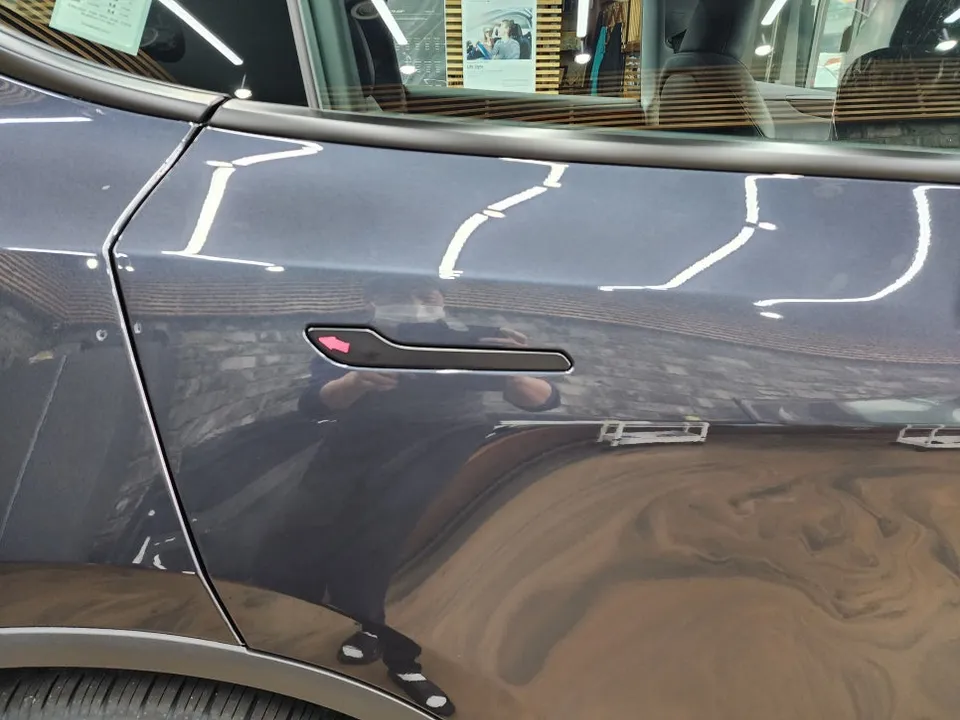 Tesla Model Yのガラスコーティング事例|費用目安・仕上がり 施工写真 1-2